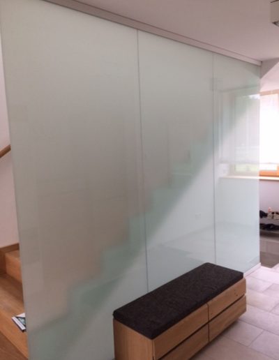 Glasraumteiler aus satiniertem Glas im treppenhaus