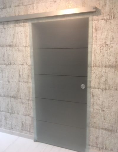 Glastuer mit streifendesign
