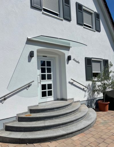Glasvordach mit Edelstahlhalterung