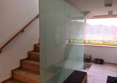 glasgelaender fuer treppenaufgang aus satiniertem glas deckenhoch