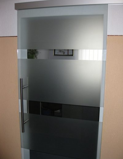 Glastuer mit streifendesign