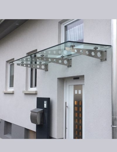Glasvordach mit Edelstahlhalterung