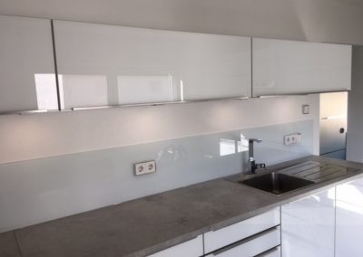 kuechenrueckwand aus satiniertem glas