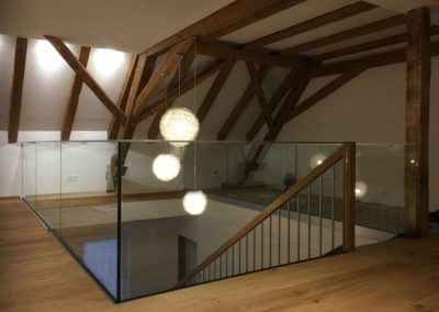 Glasgelaender aus Klarglas mit Edelstahlleiste fuer Gallerie