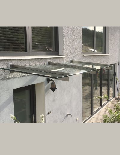 Glasvordach mit Edelstahlhalterung
