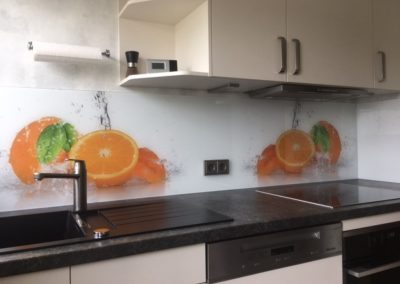 kuechenrueckwand mit orangenmotiv auf glas