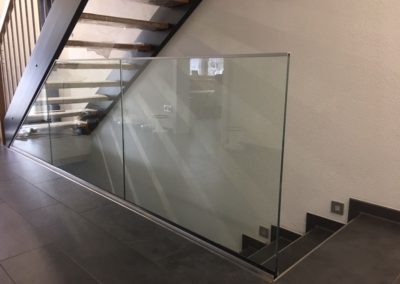 Glasgelaender aus Edelstahl und Klarglas