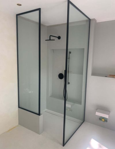 walk in dusche mit schwarzen leisten und schwarzen beschlaegen