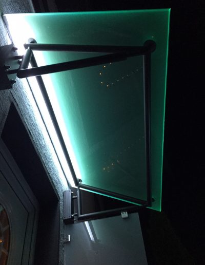 Glasvordach aus Milchglas mit Beleuchtung