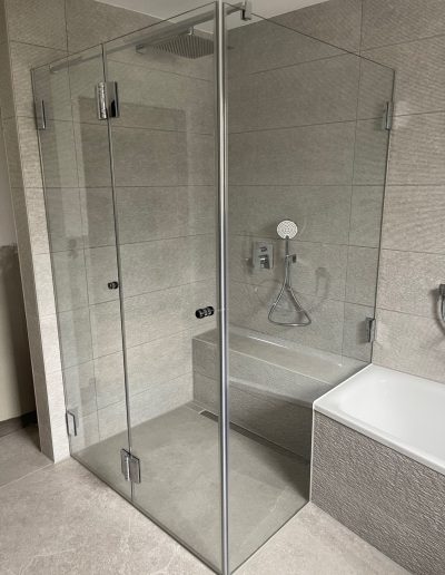 eckdusche klarglas an badewanne angrenzend