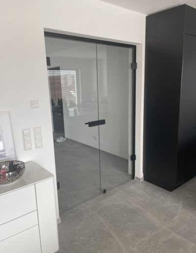 doppelfluegeltuer industrial look mit schwarzen beschlaegen aus klarglas