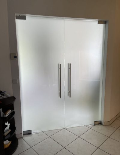 doppelfluegeltuer aus satiniertem glas