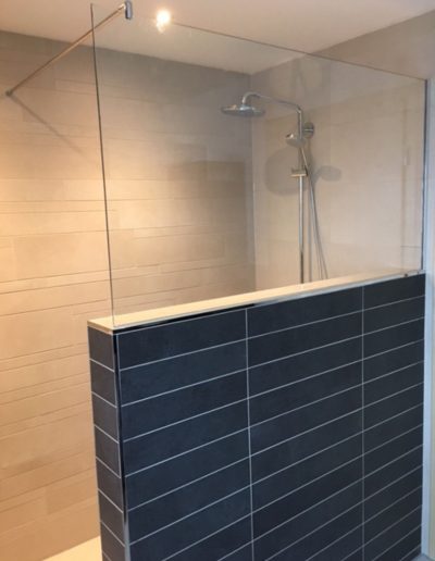 walk in dusche mit glaswand auf halbhoher mauer