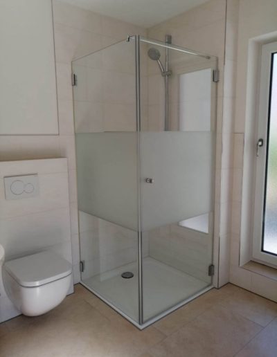 Glasdusche mit satiniertem sichtschutz