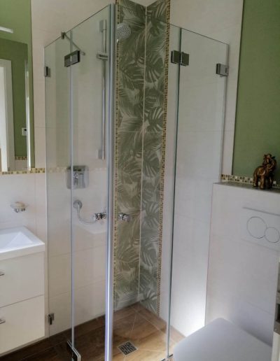 glasdusche mit eckeinstieg
