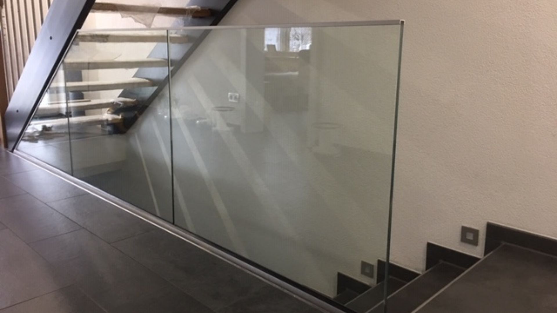 Glasgelaender aus Edelstahl und Klarglas